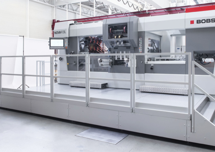 Foto BOBST lanza la máquina de estampación en caliente NOVAFOIL 106 para el estampado cruzado en línea premium.